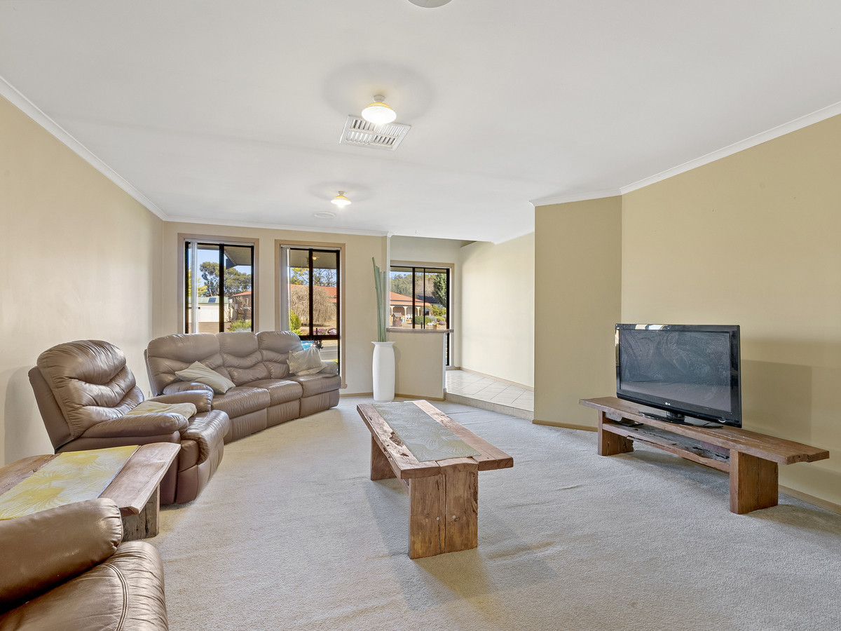 42 Cairns Drive, BACCHUS MARSH VIC 3340, Bacchus Marsh - Thumbnail 2
