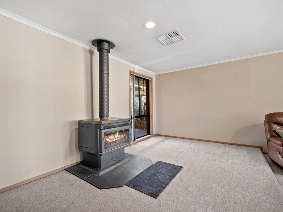 42 Cairns Drive, BACCHUS MARSH VIC 3340, Bacchus Marsh - Thumbnail 3