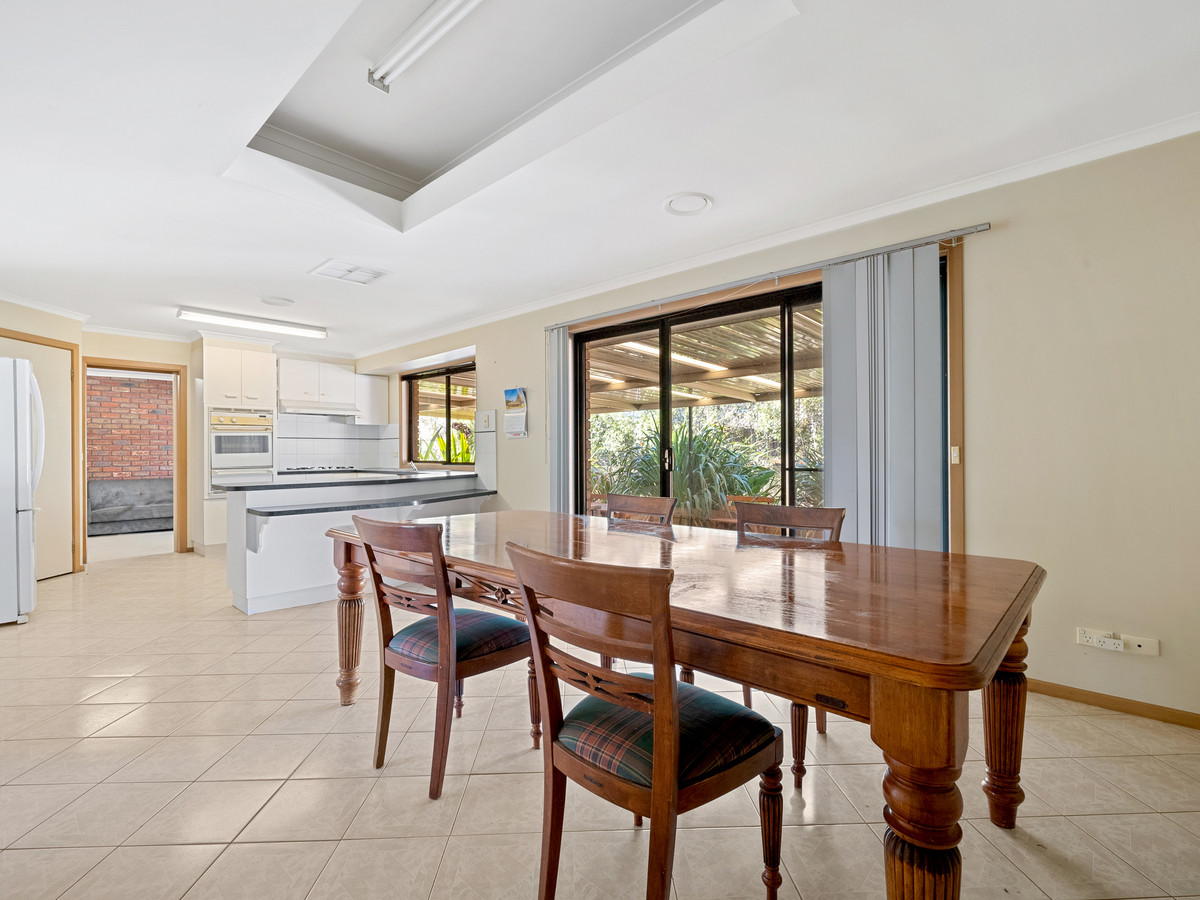 42 Cairns Drive, BACCHUS MARSH VIC 3340, Bacchus Marsh - Thumbnail 4