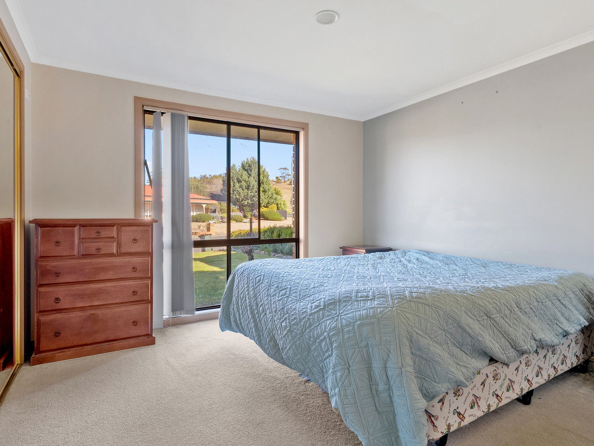 42 Cairns Drive, BACCHUS MARSH VIC 3340, Bacchus Marsh - Thumbnail 7