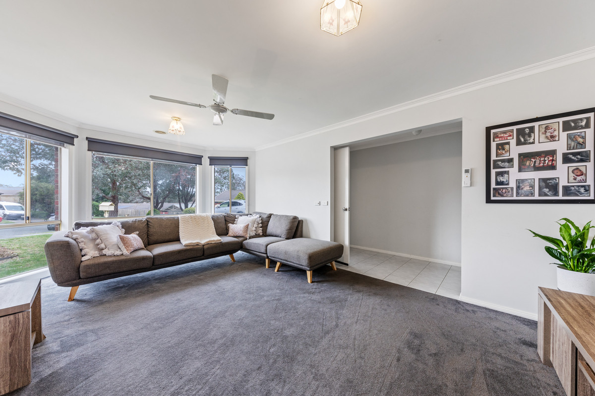 3 Nicola Court, Pakenham VIC 3810, Pakenham - Thumbnail 2