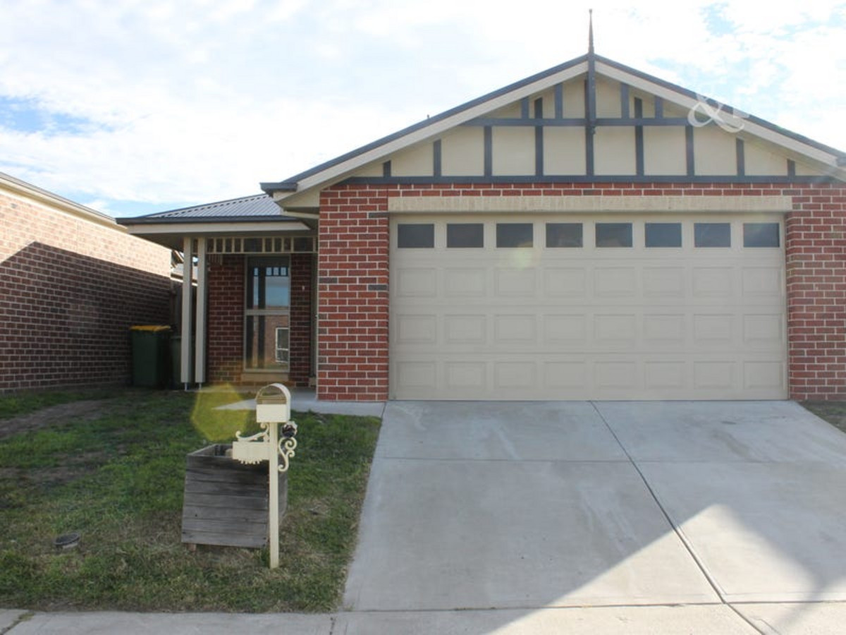 16 Discovery Street, PAKENHAM VIC 3810 Stockdale & Leggo