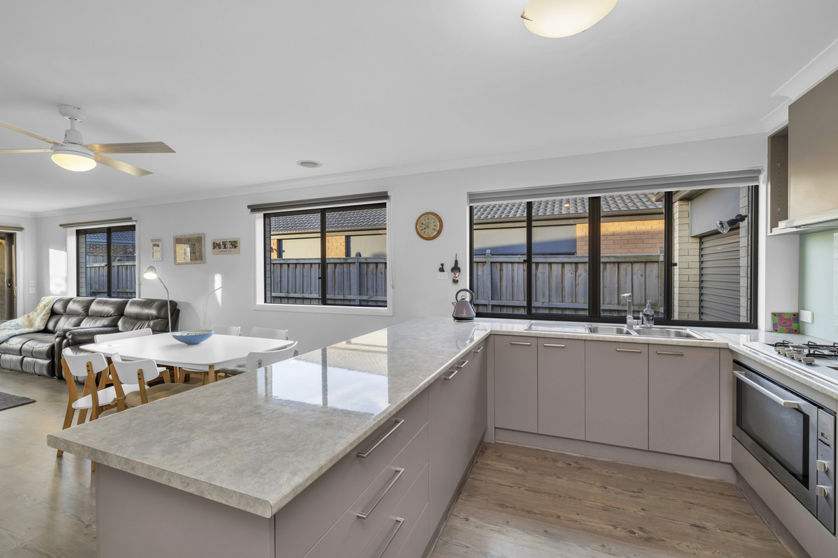 27 Capstone Street, Clyde VIC 3978, Clyde - Thumbnail 2