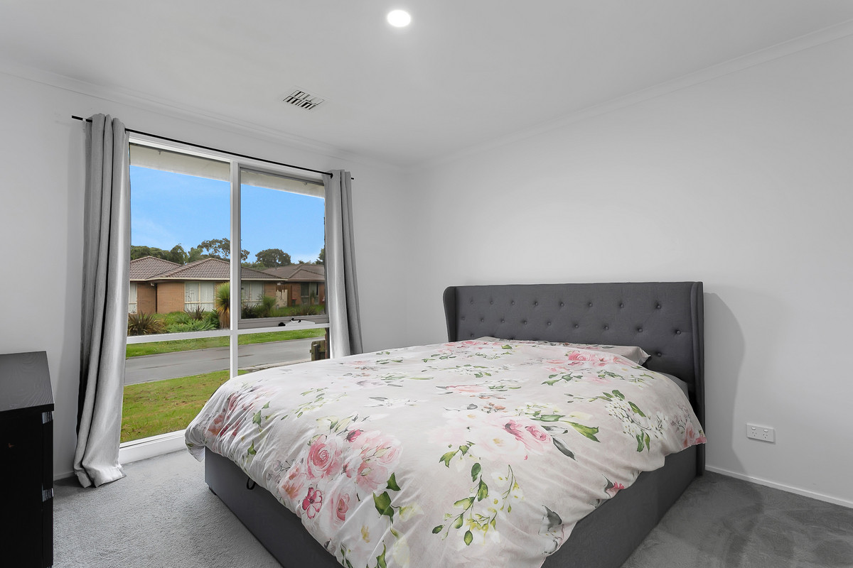 12 Maltravers Crescent, Cranbourne North VIC 3977, Cranbourne North - Thumbnail 3
