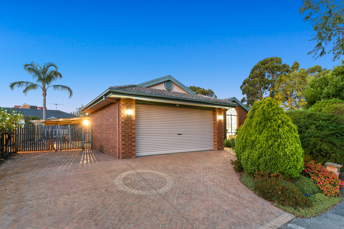 18 Golden Leaf Avenue, Narre Warren South VIC 3805, Narre Warren South - Thumbnail 2