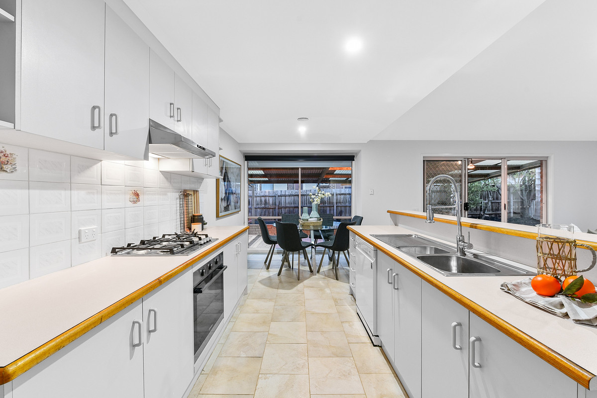 18 Golden Leaf Avenue, Narre Warren South VIC 3805, Narre Warren South - Thumbnail 3