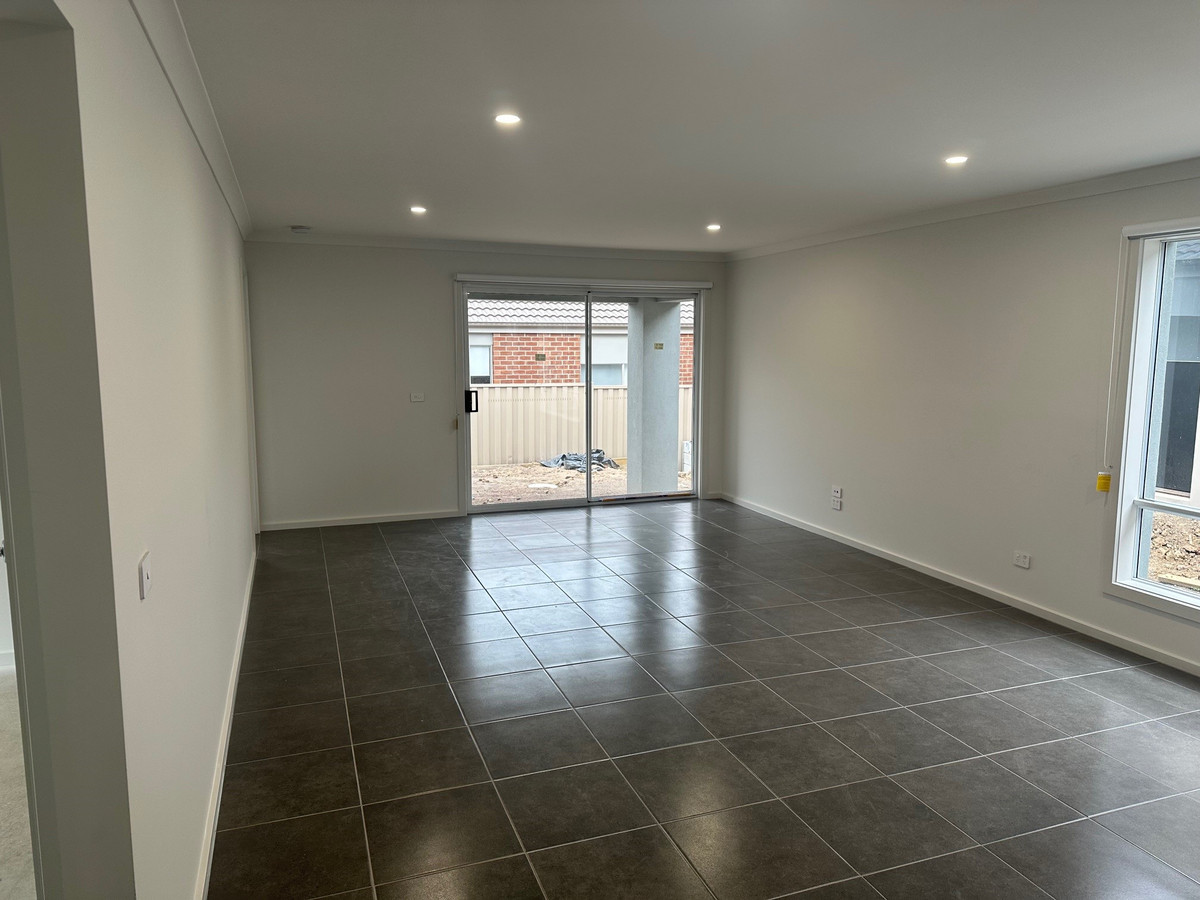 1 Saunders Way, Pakenham VIC 3810, Pakenham - Thumbnail 3