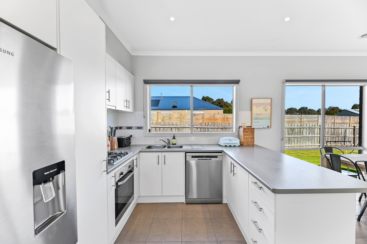 29 Clifford Drive, Drouin VIC 3818, Drouin - Thumbnail 2