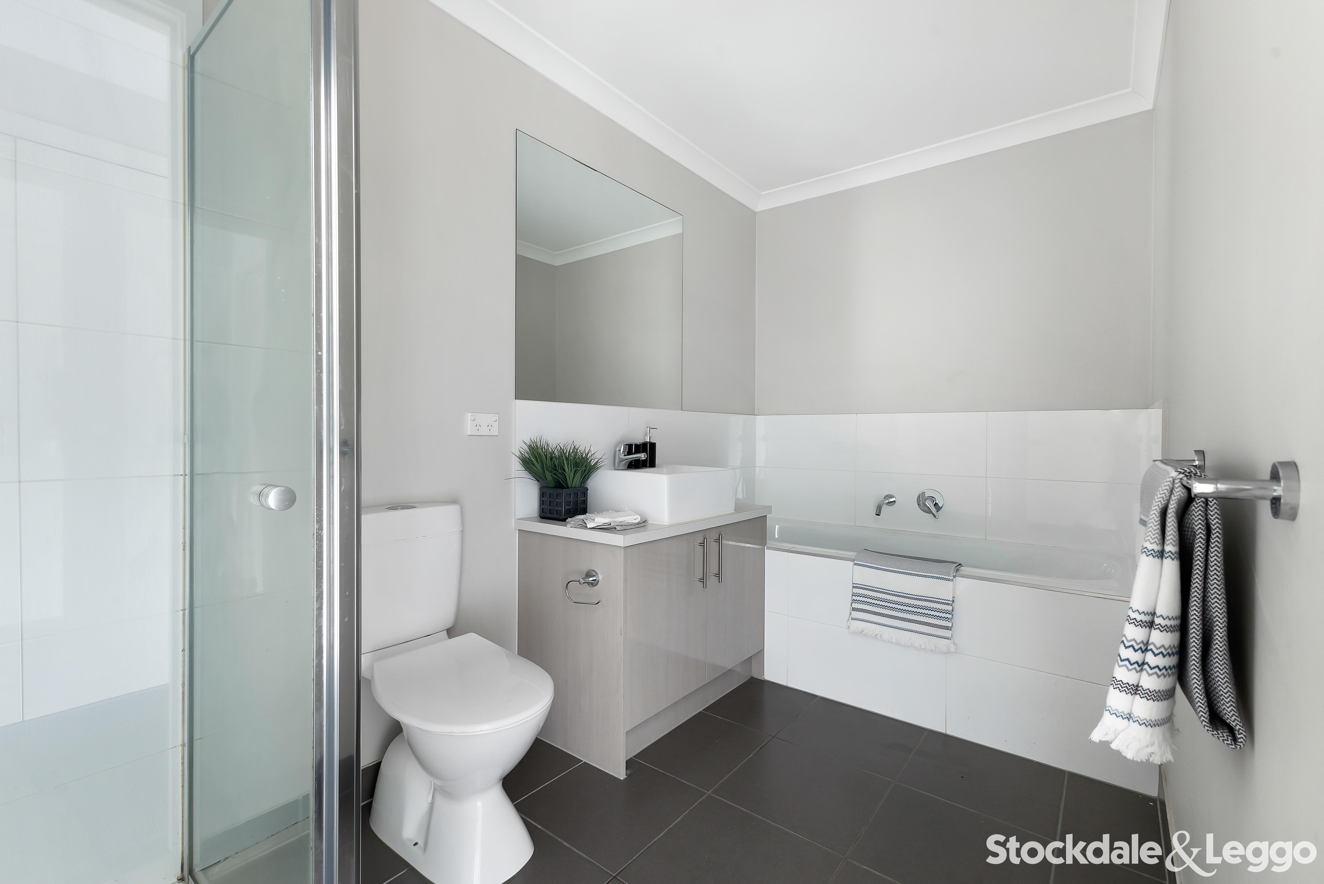 4 Downhelm Road, Cranbourne North VIC, Cranbourne North - Thumbnail 7