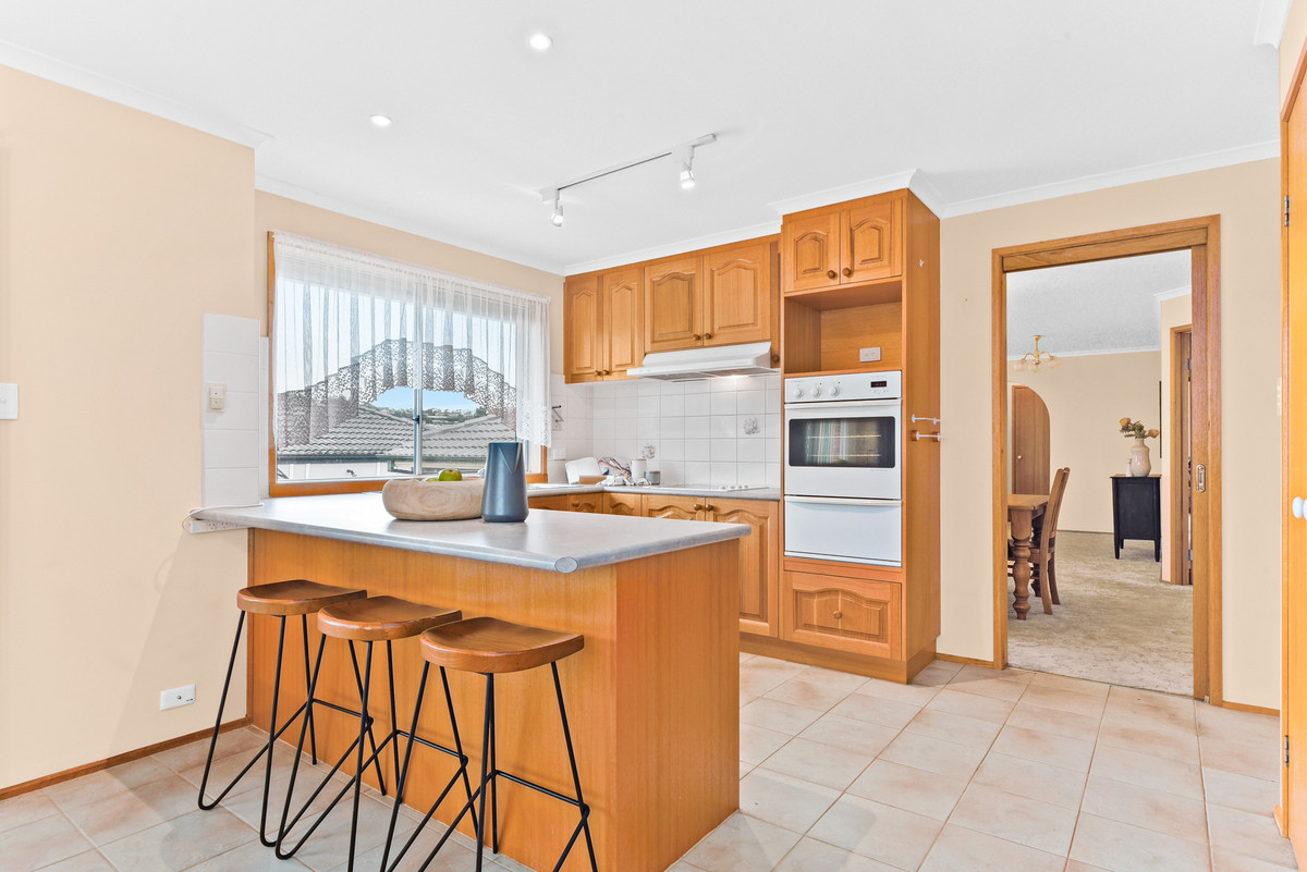27 Valley View Crescent, Berwick VIC 3806, Berwick - Thumbnail 2