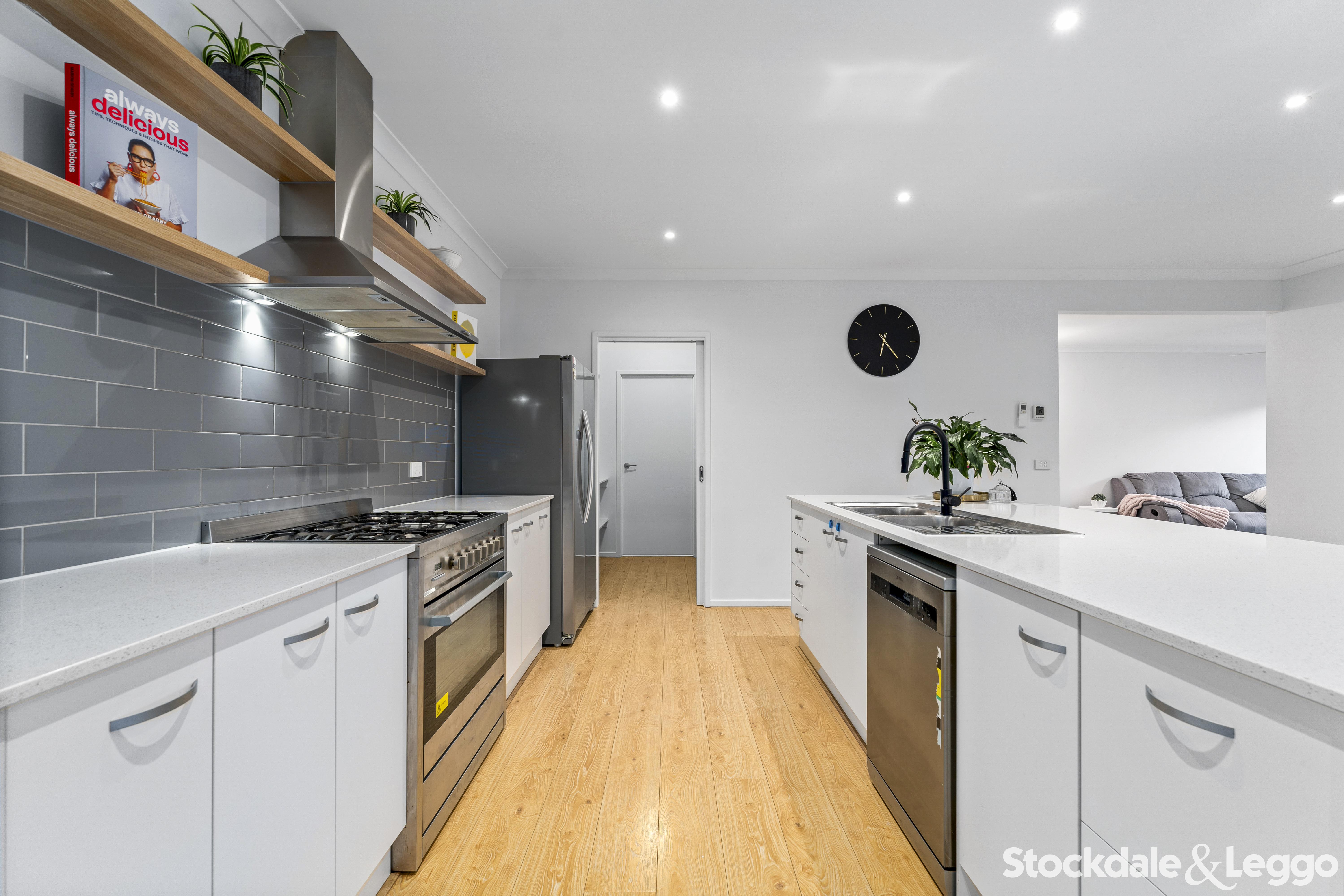 5 Oakgrove Drive, Craigieburn VIC, Craigieburn - Thumbnail 4