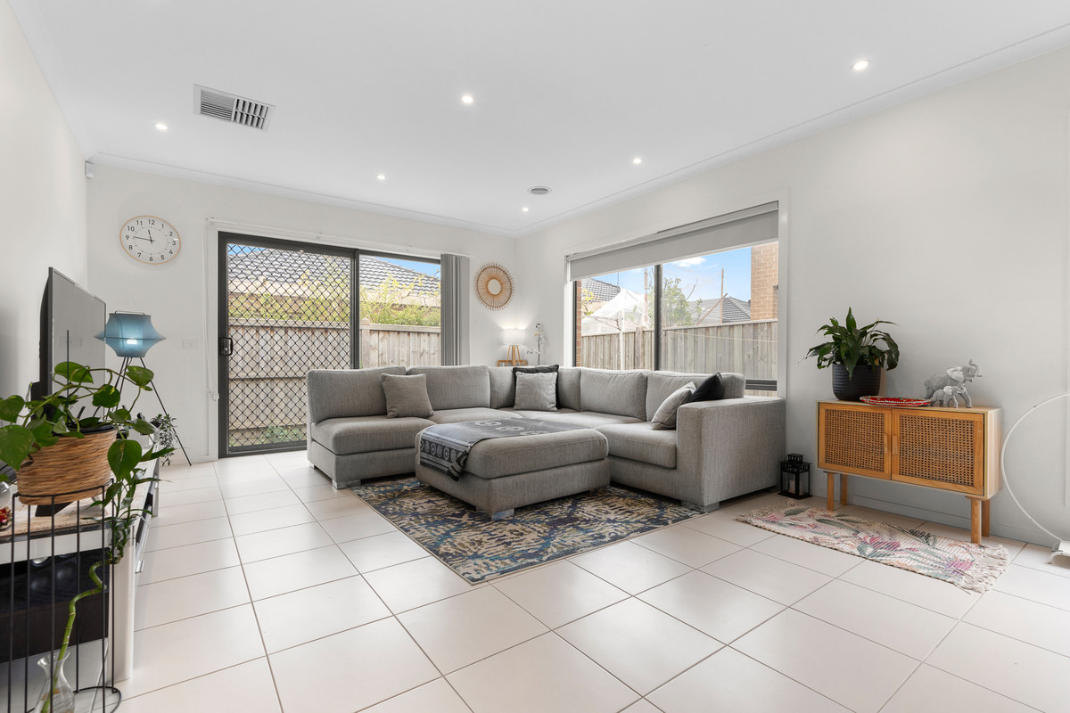 19 Suttie Street, Point Cook VIC 3030, Point Cook - Thumbnail 2