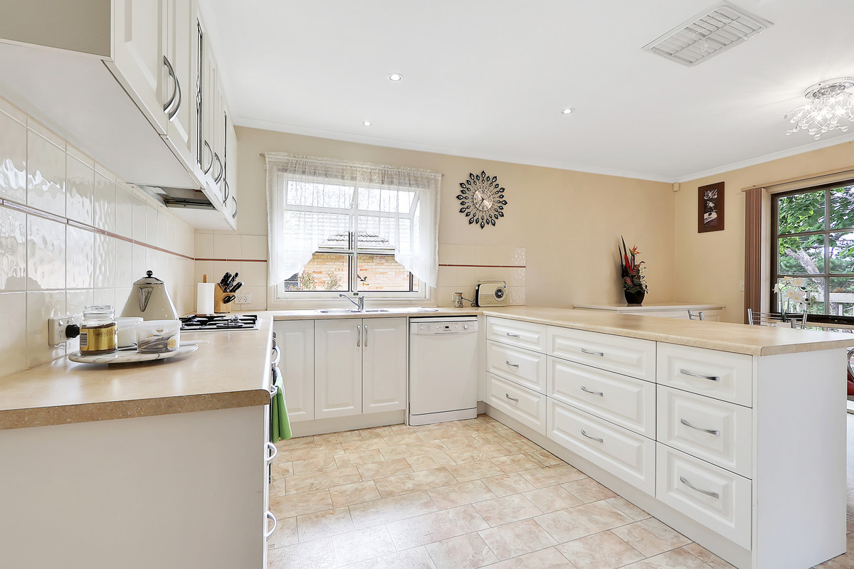 1 / 10 Moralla Avenue, Croydon VIC 3136, Croydon - Thumbnail 3
