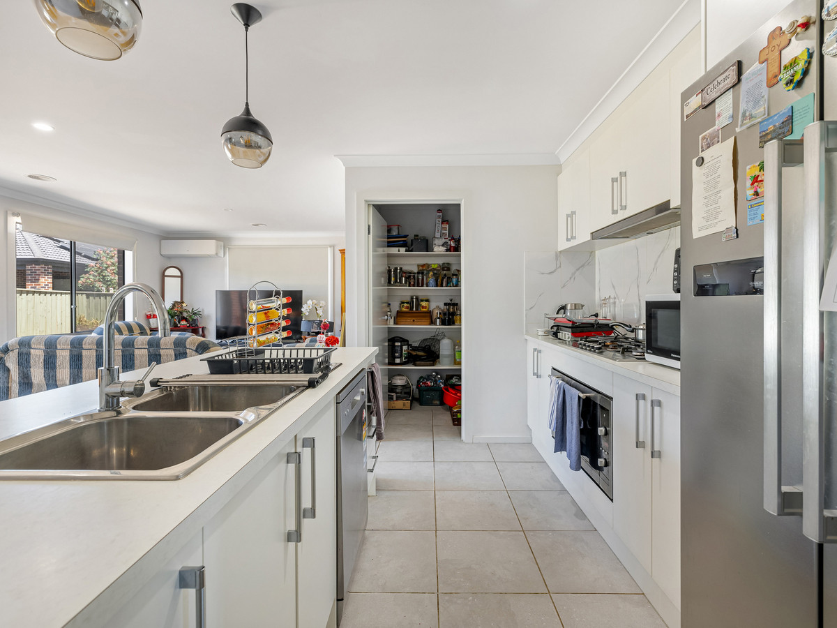 19 Holman Crescent, Bacchus Marsh VIC 3340, Bacchus Marsh - Thumbnail 2