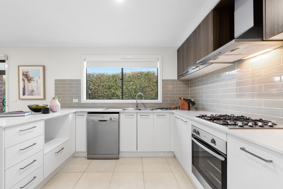 10 Impara Rise, Werribee VIC 3030, Werribee - Thumbnail 2