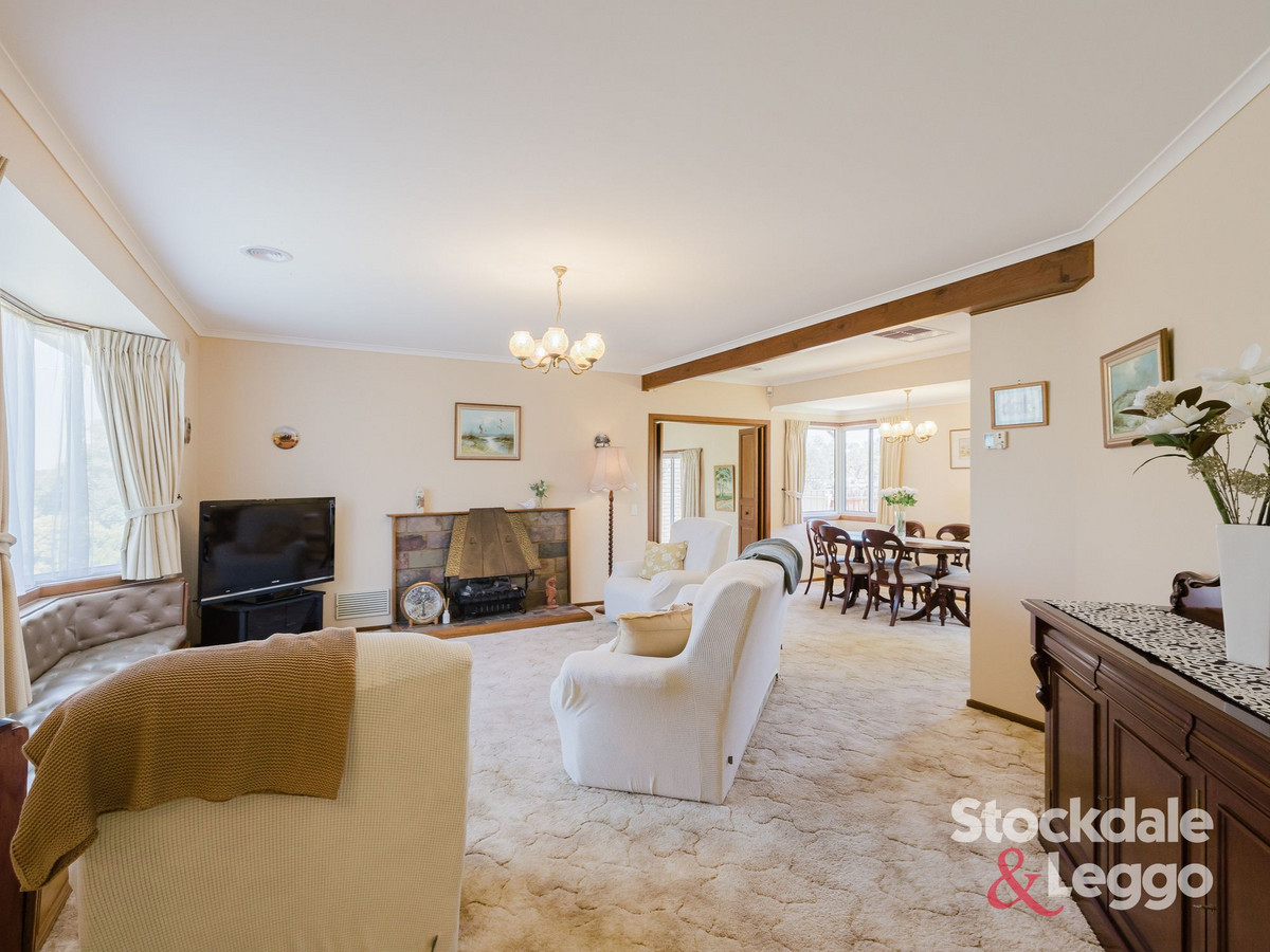 11 White Avenue, BACCHUS MARSH VIC 3340, Bacchus Marsh - Thumbnail 2