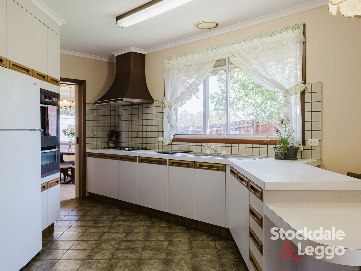 11 White Avenue, BACCHUS MARSH VIC 3340, Bacchus Marsh - Thumbnail 5