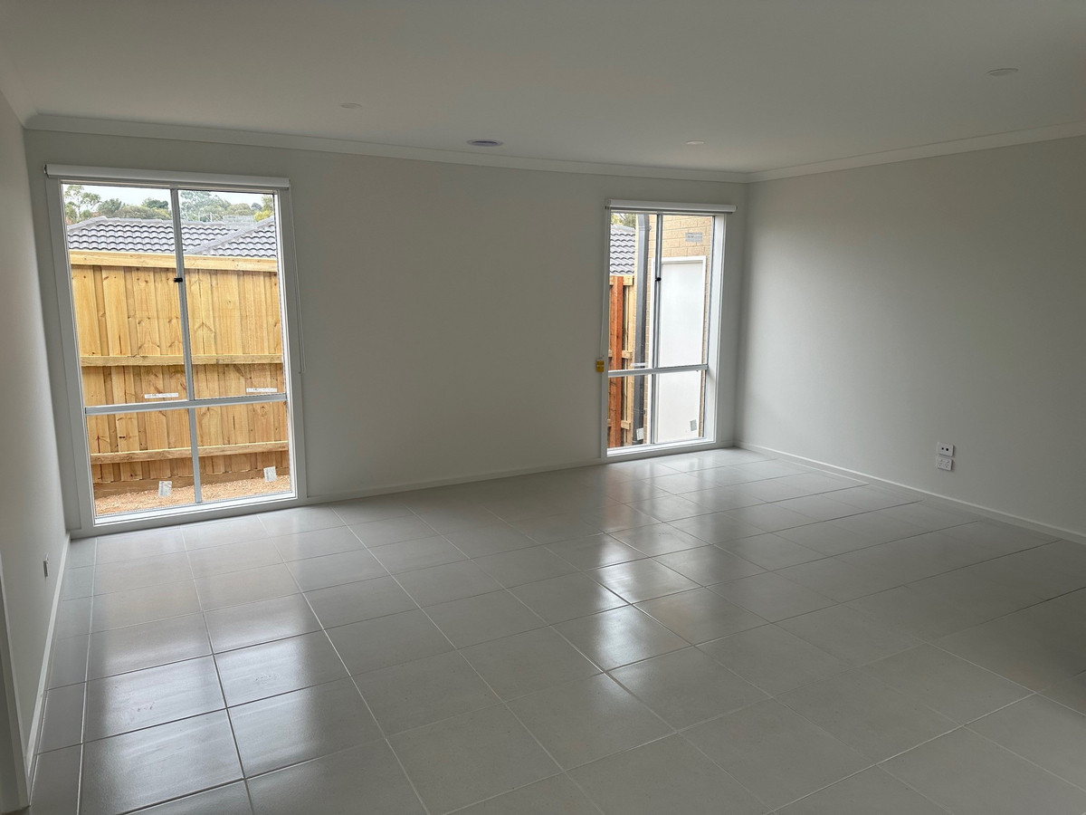 92 Ahern Road, Pakenham VIC 3810, Pakenham - Thumbnail 3