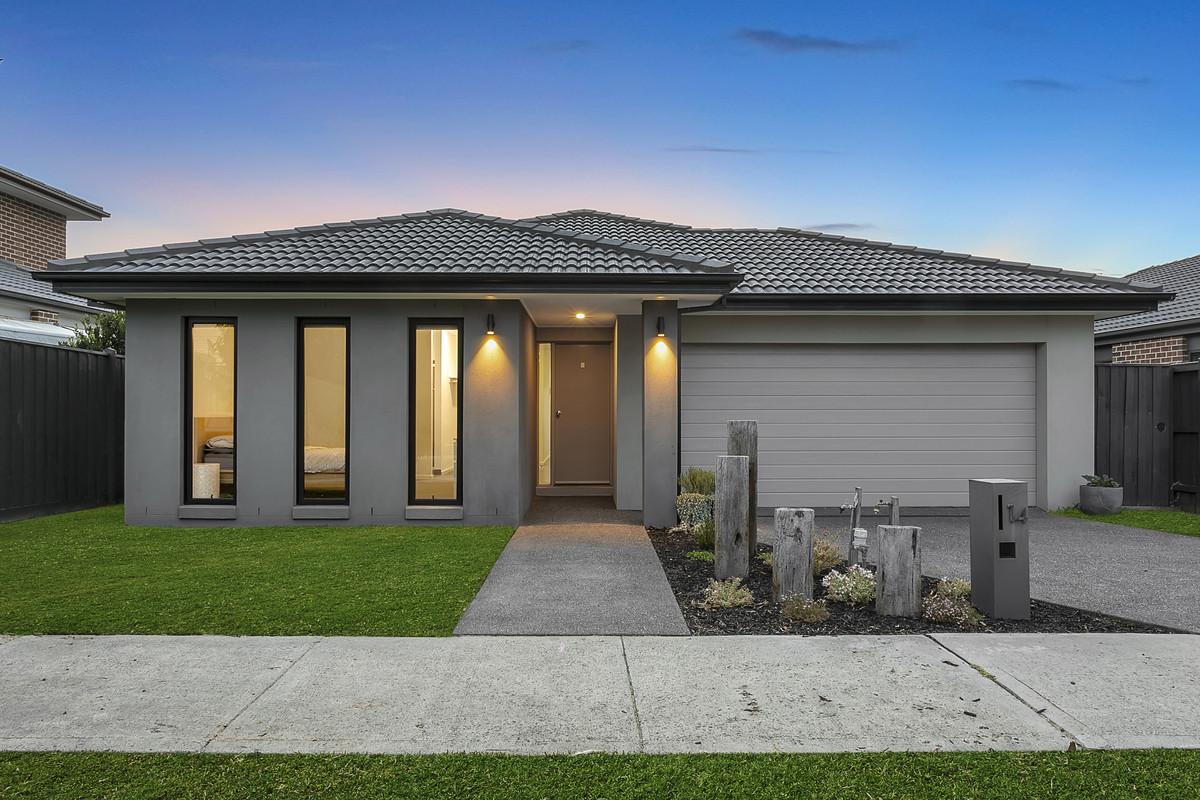 14 Hammond Road, Cranbourne West VIC 3977