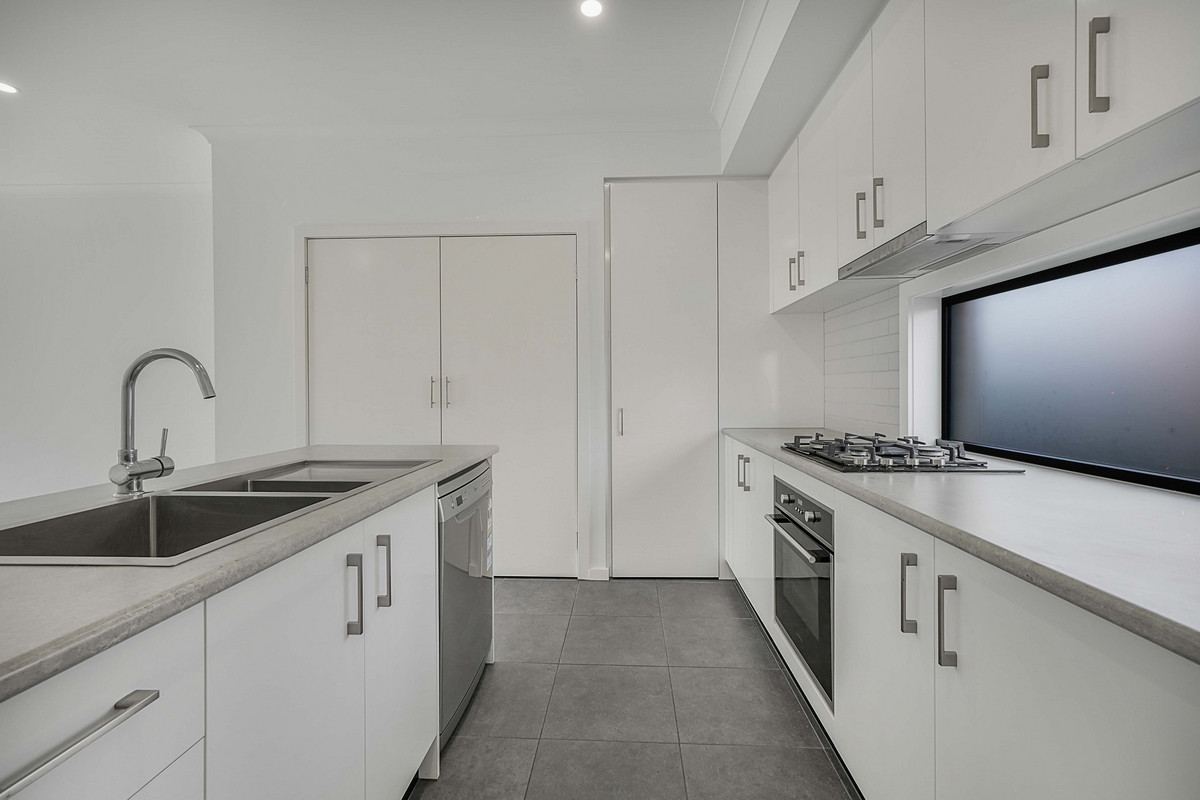 13 Valrena Way, Pakenham VIC 3810, Pakenham - Thumbnail 5