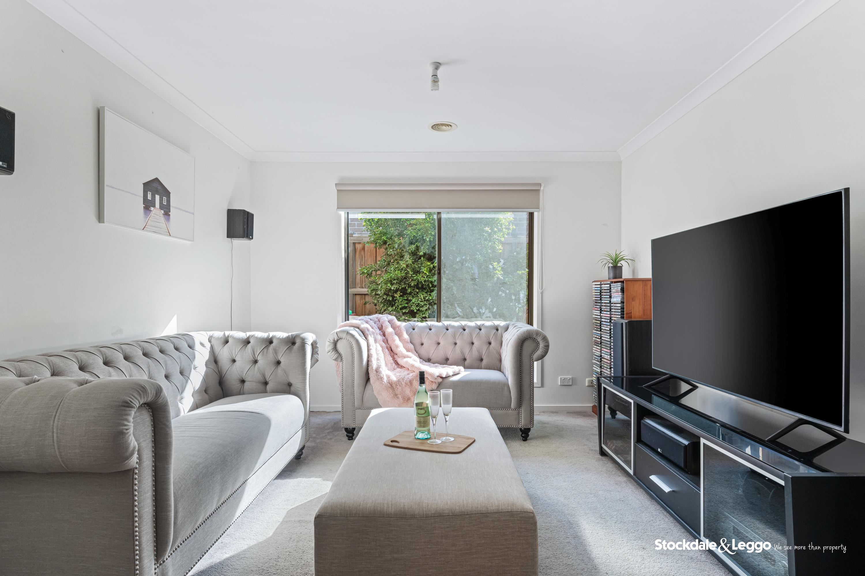 33 Trainers Way, Clyde North VIC, Clyde North - Thumbnail 2