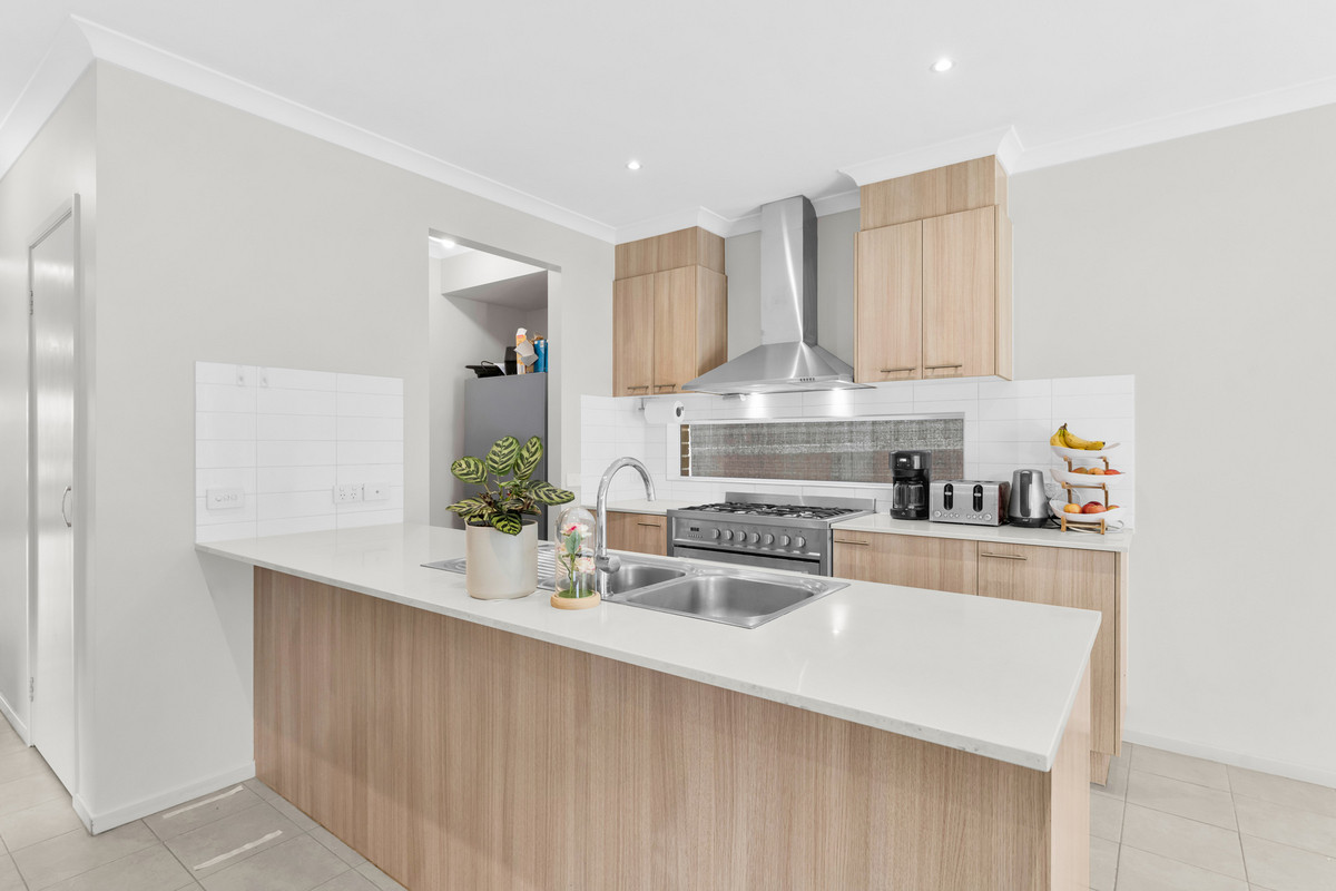 24 Colonnade Street, Clyde North VIC 3978, Clyde North - Thumbnail 4