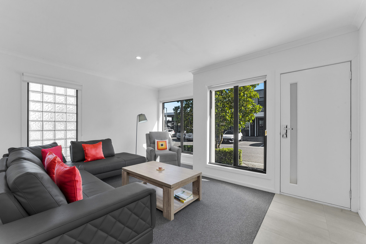 31 Golden Green Street, Pakenham VIC 3810, Pakenham - Thumbnail 2