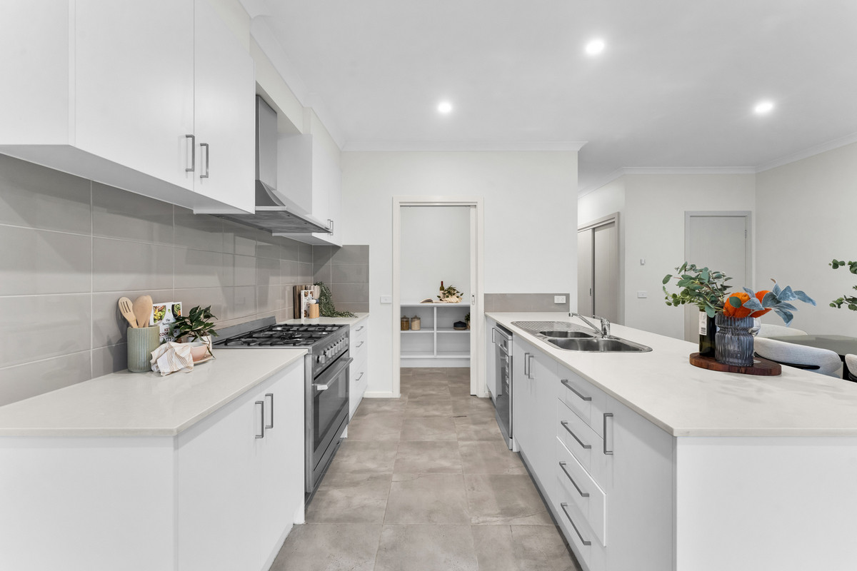 96 Henry Street, Pakenham VIC 3810, Pakenham - Thumbnail 3