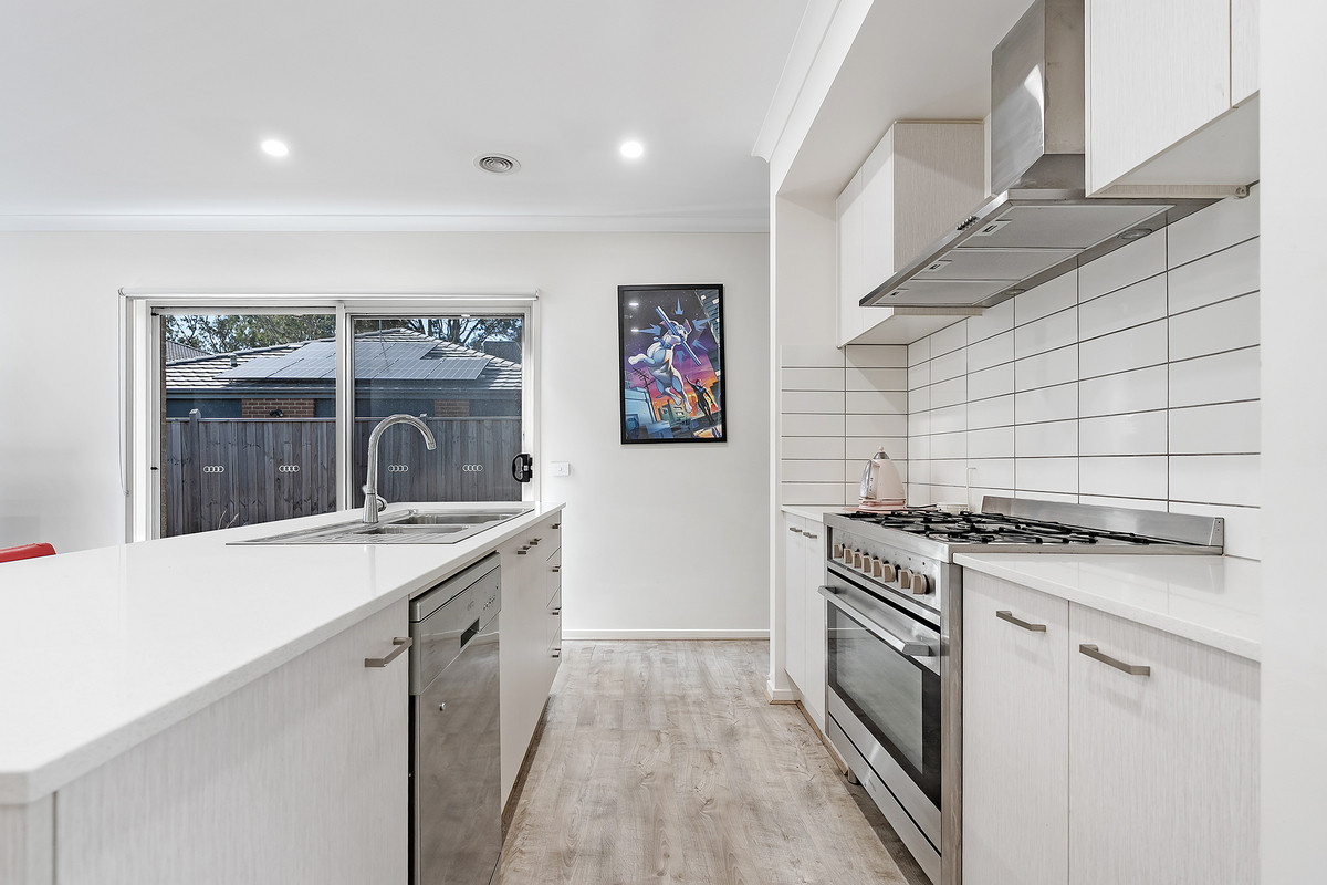 8 Rawls Street, Cranbourne VIC 3977, Cranbourne - Thumbnail 3