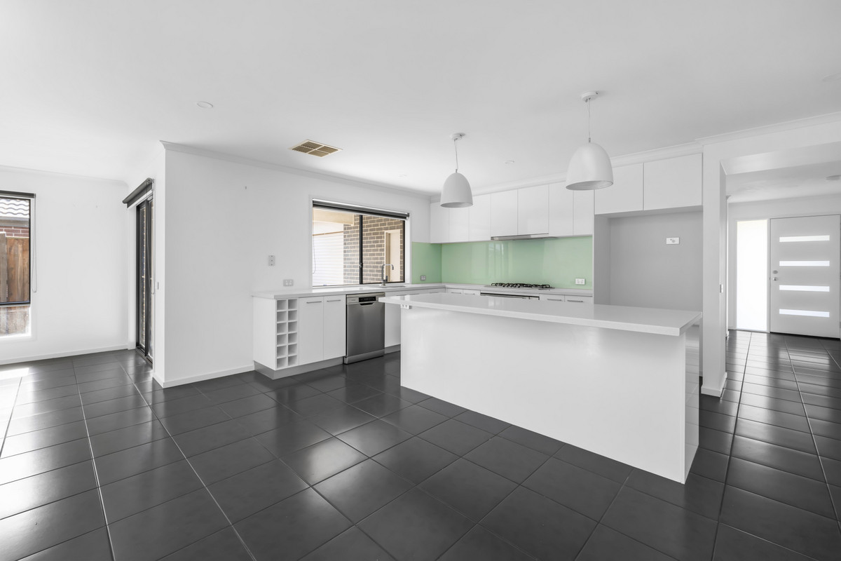37 Thwaites Road, Pakenham VIC 3810, Pakenham - Thumbnail 2