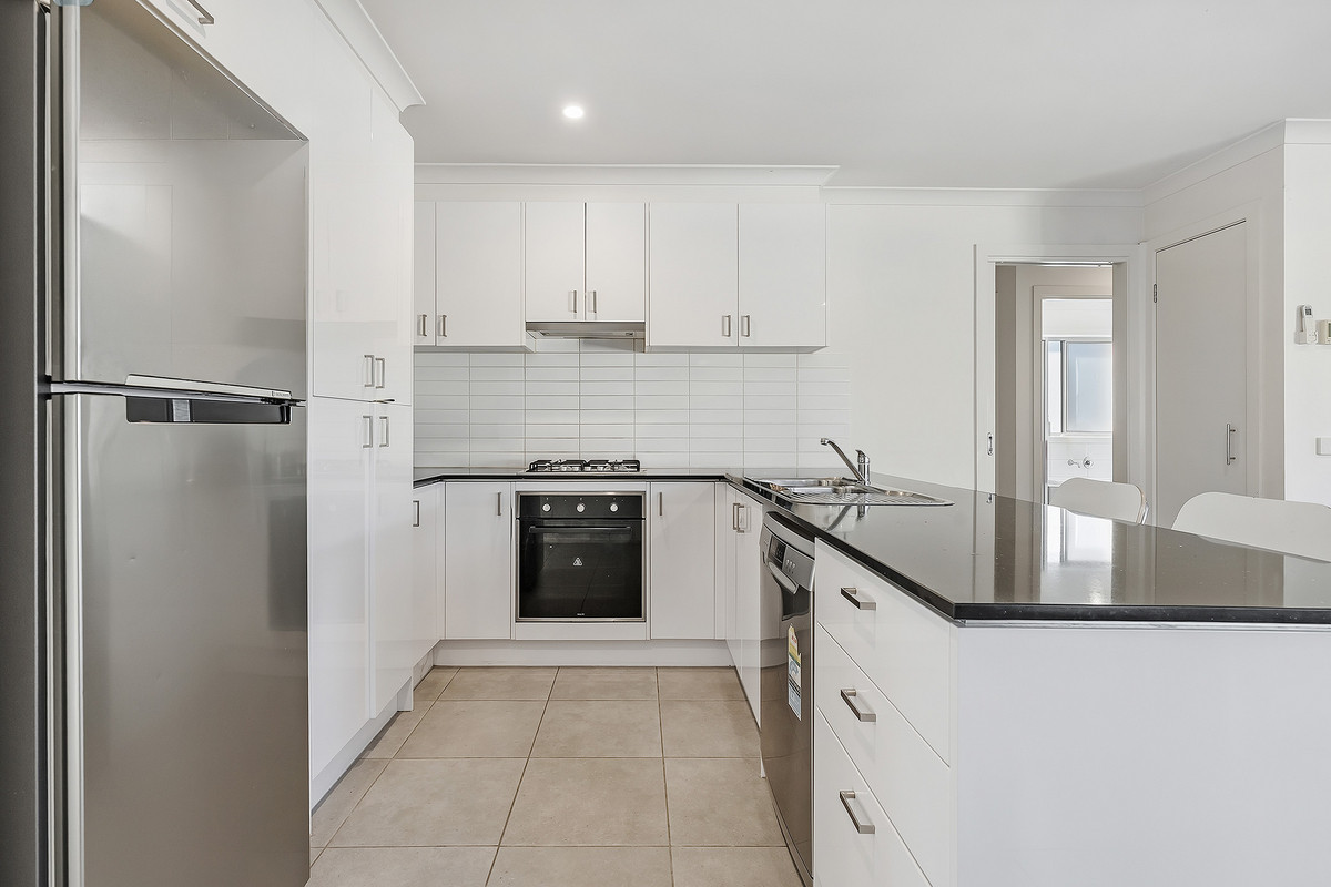 11 Quinella Way, Pakenham VIC 3810, Pakenham - Thumbnail 2