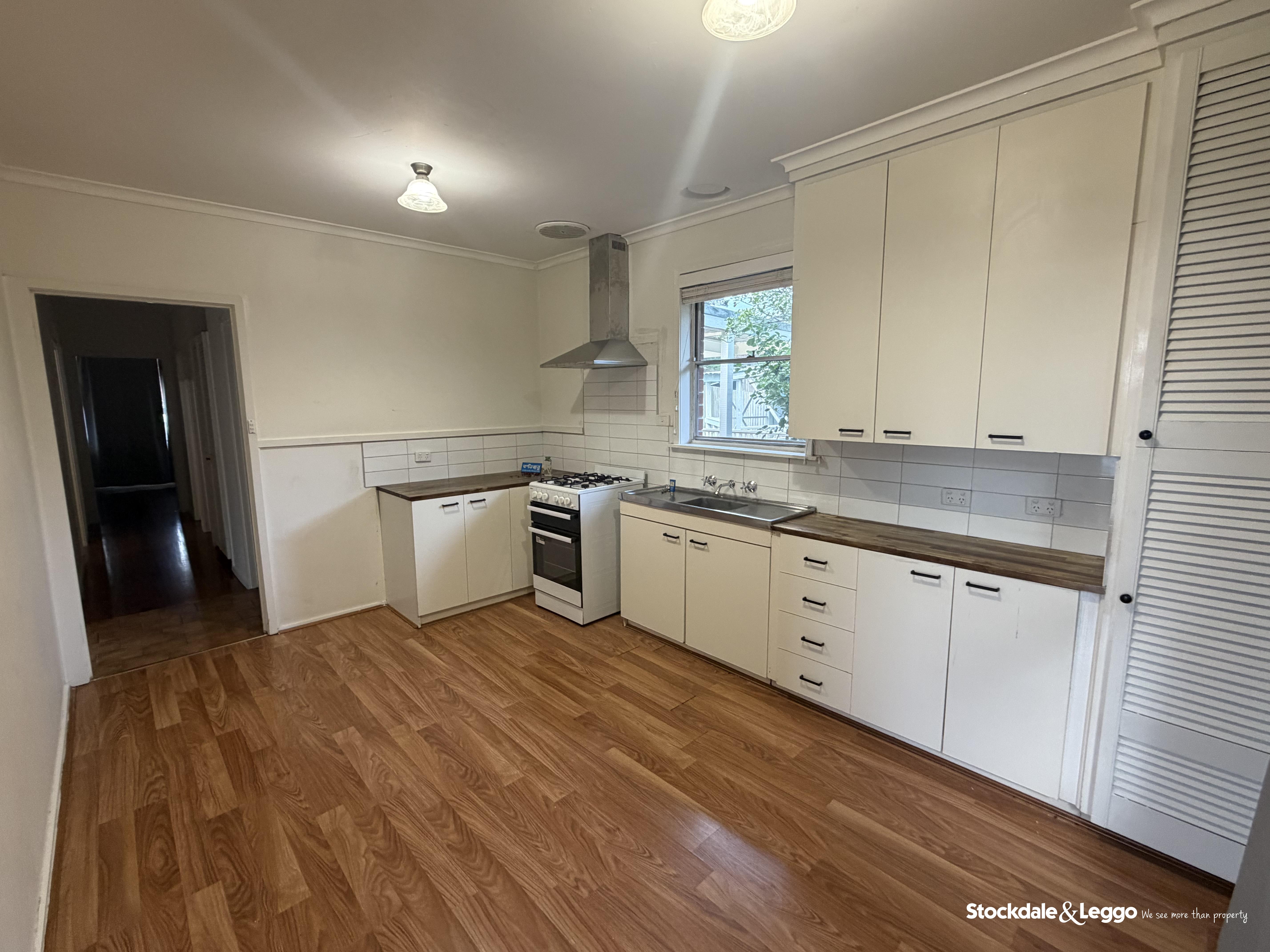 5 Hamilton Place, Mount Waverley, VIC, 3149, Doveton - Thumbnail 2