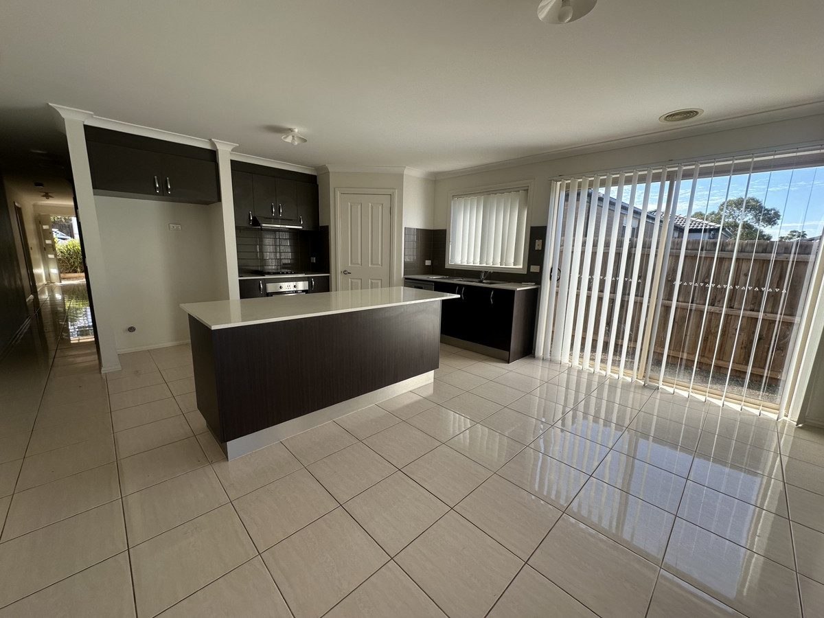 32 Burbidge Drive, BACCHUS MARSH VIC 3340, Bacchus Marsh - Thumbnail 3