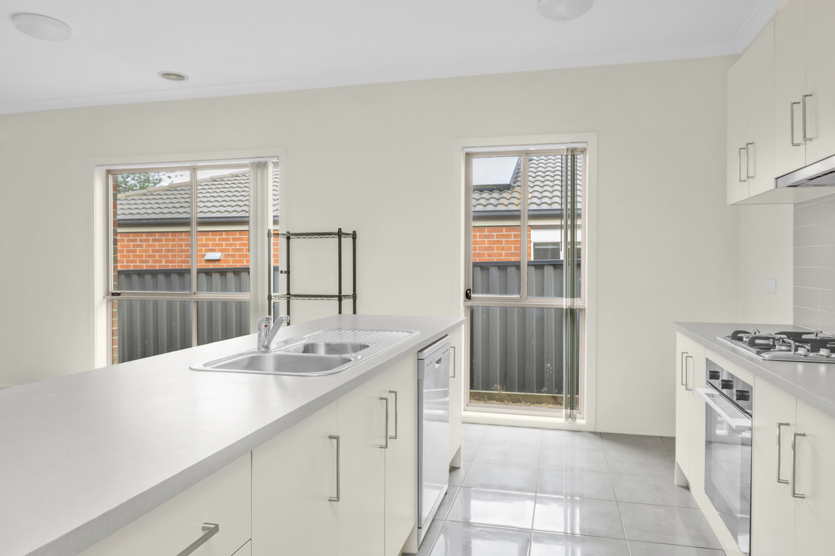 12 Taunton Drive, Pakenham VIC 3810, Pakenham - Thumbnail 5