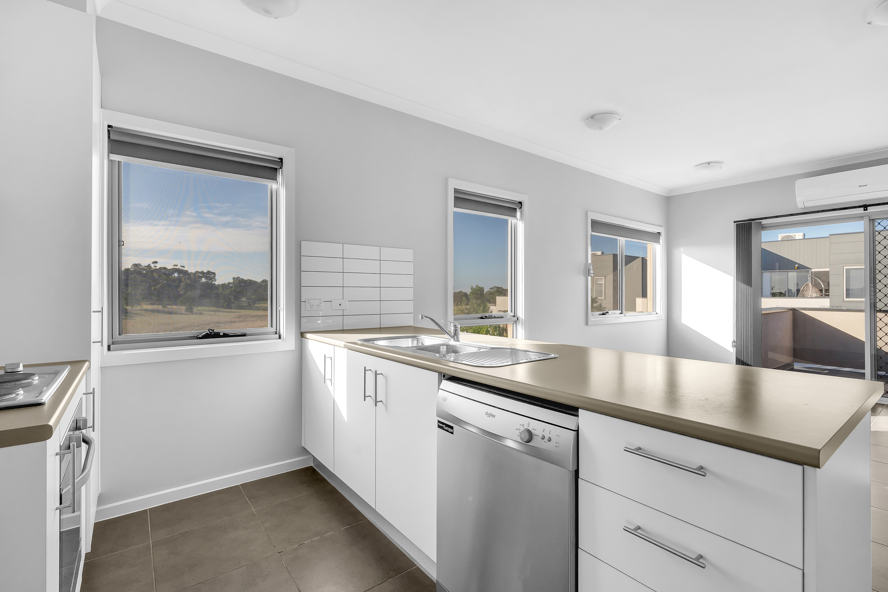 1/64 Escapade Blvd, Craigieburn VIC, Craigieburn - Thumbnail 4