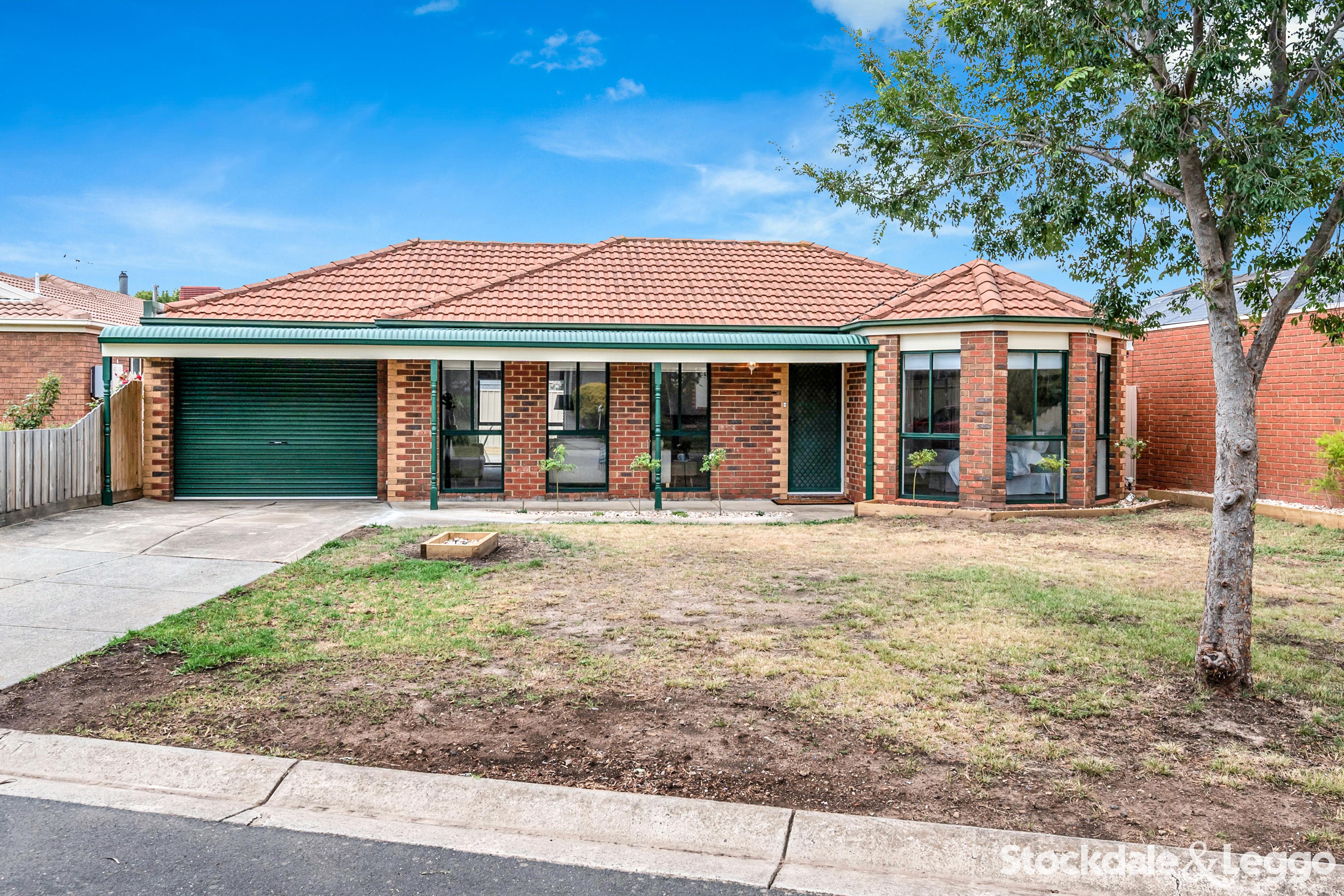 8 Baynton Crescent, Roxburgh Park VIC, Roxburgh Park - Thumbnail 2