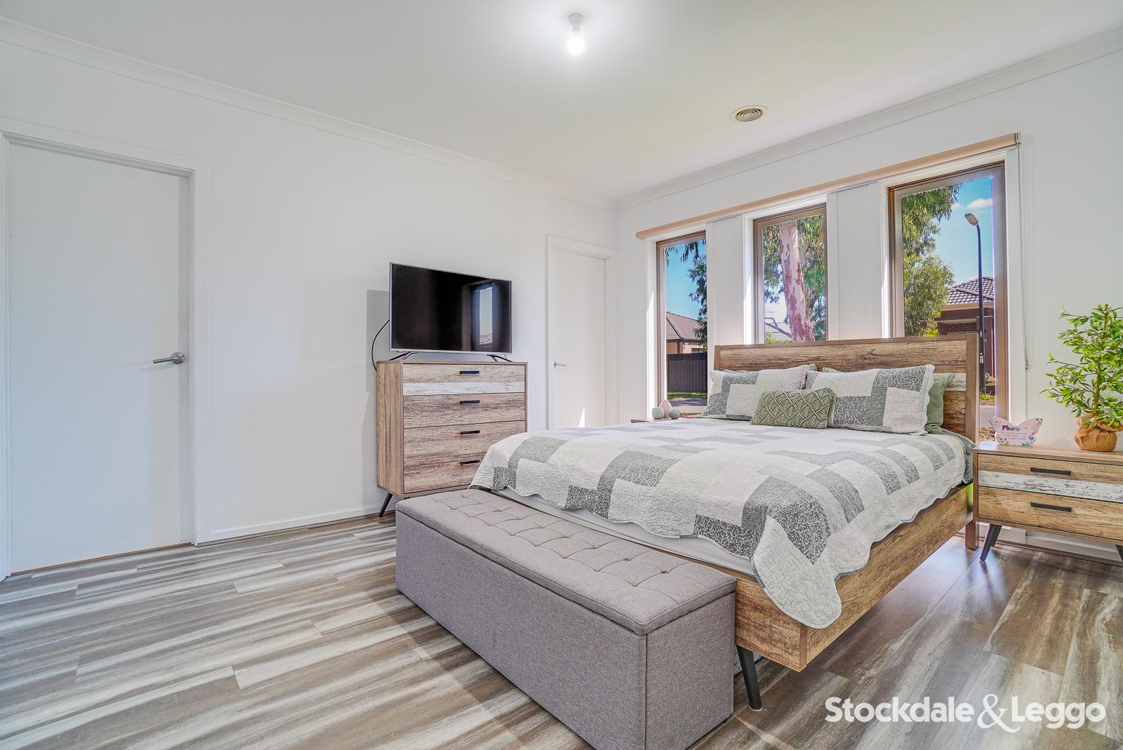 16 Clapham Way, Craigieburn VIC, Craigieburn - Thumbnail 2