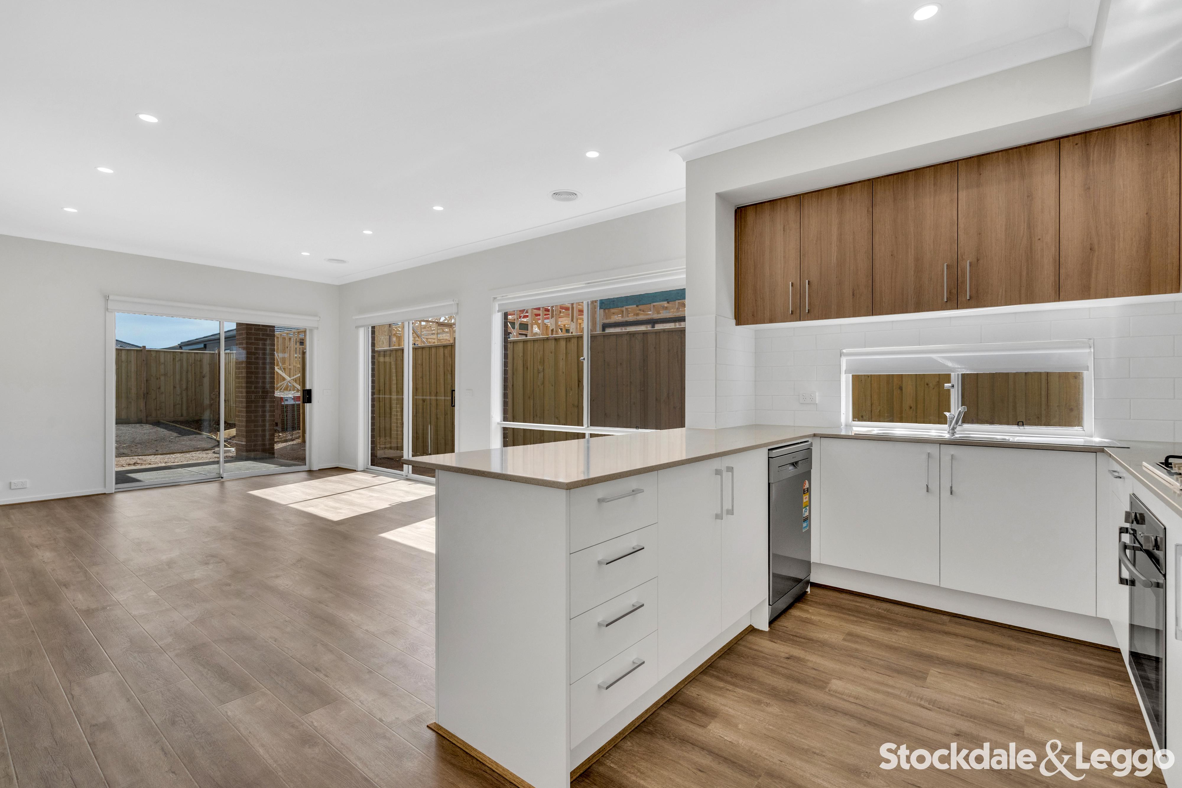 16 Courtenay Promenade, Fraser Rise VIC, Fraser Rise - Thumbnail 4
